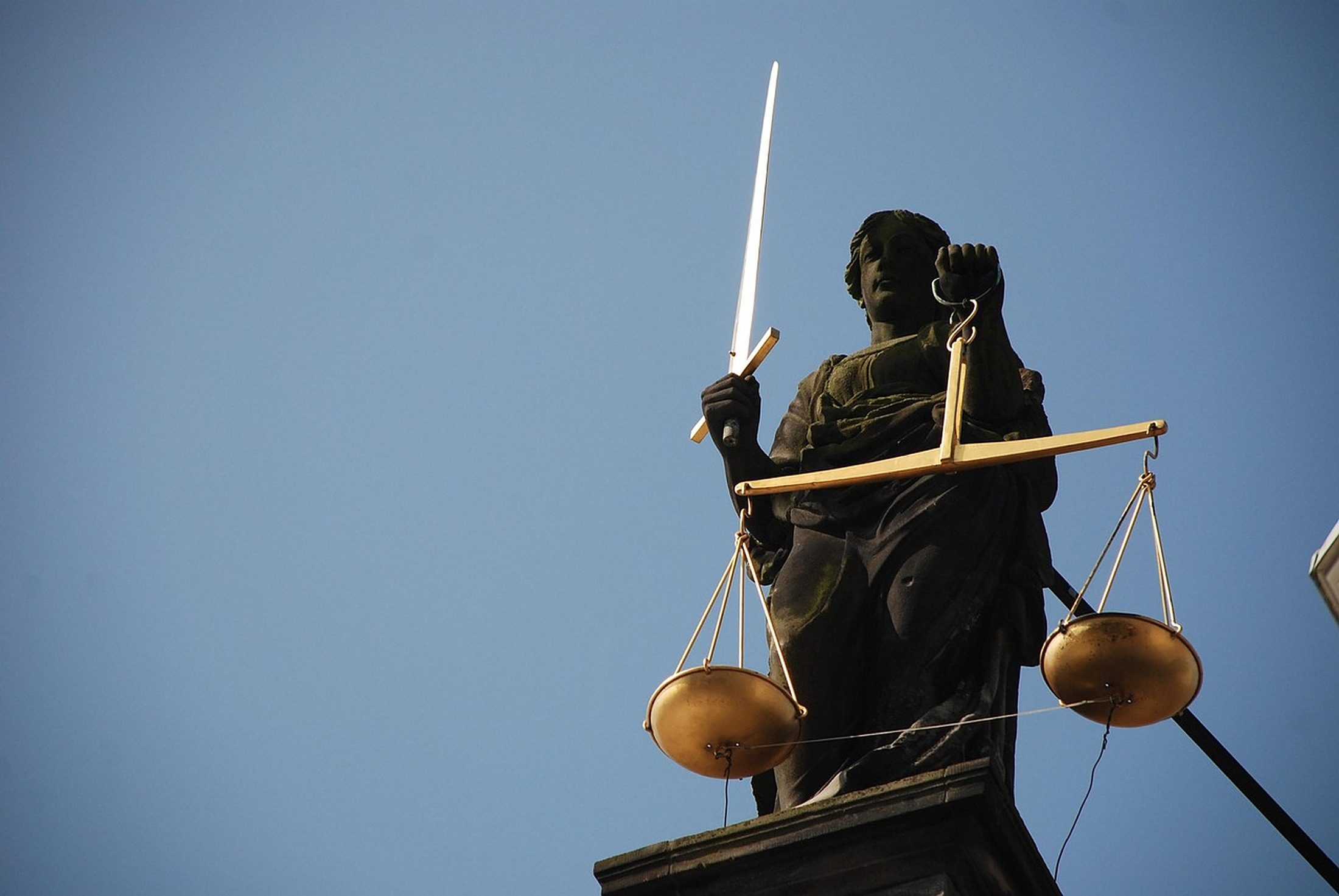 Estatua de la justicia con espada y balanza, comprometidos con la justicia