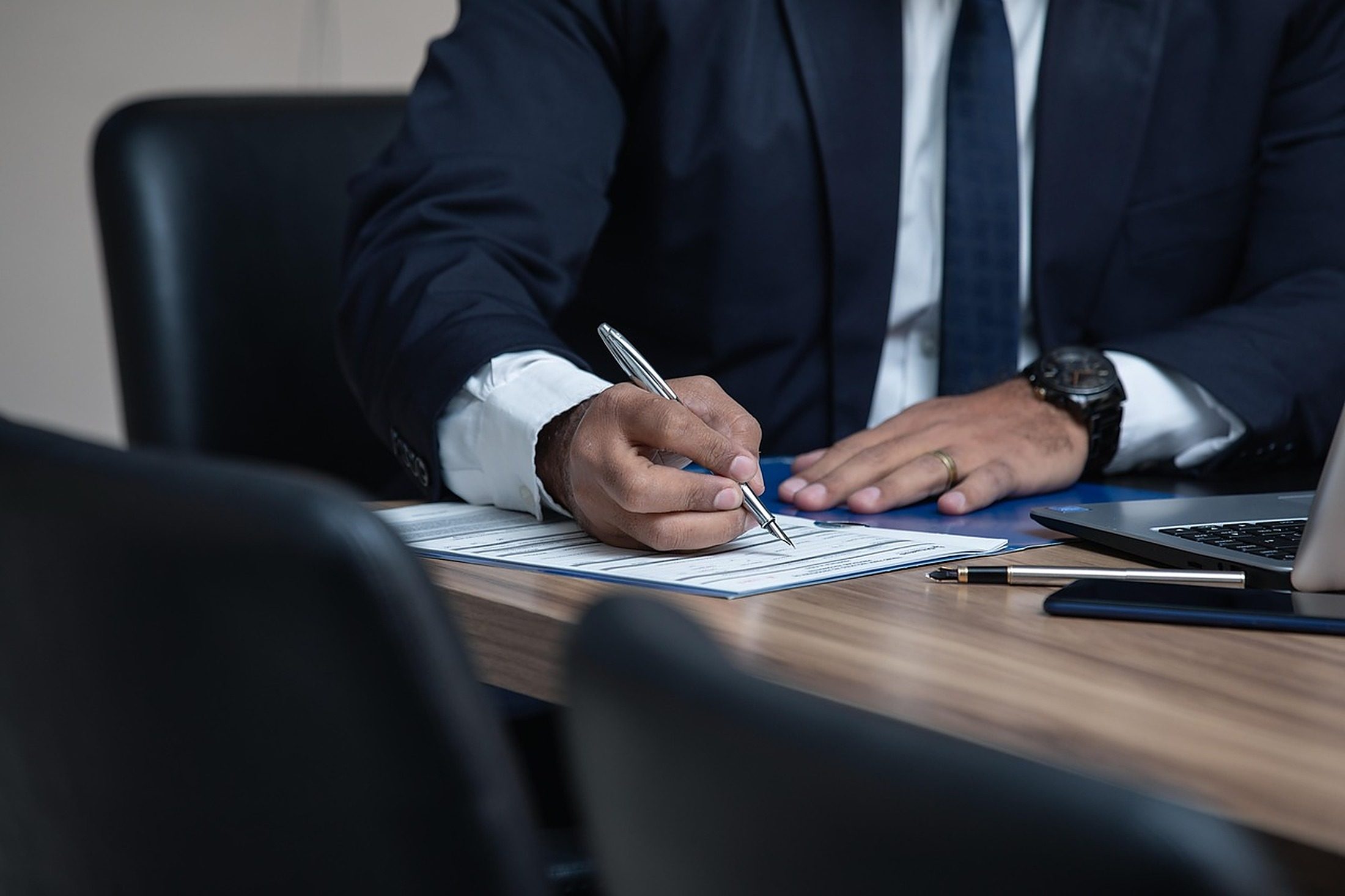 Abogado firmando documentos legales, tradición y experiencia jurídica