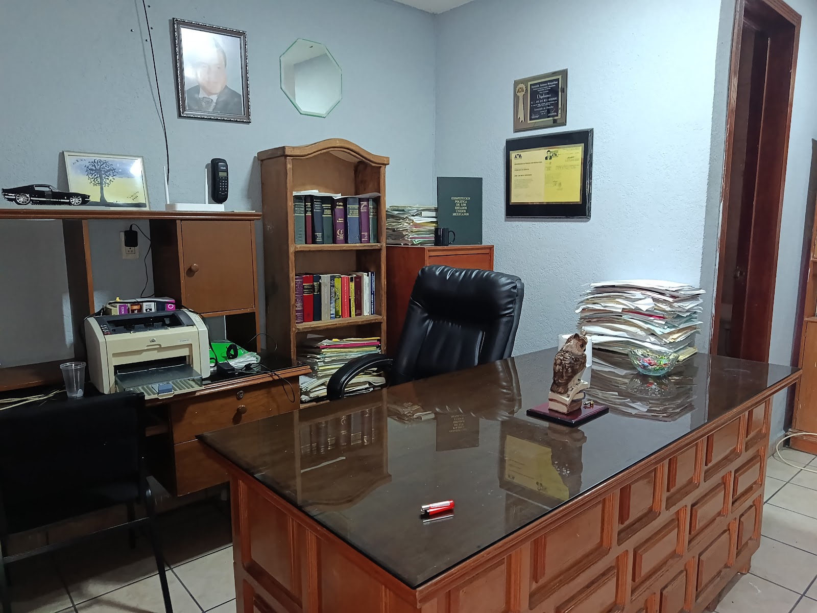 Oficina privada de MEZA Despacho Jurídico, con reconocimientos y diplomas profesionales